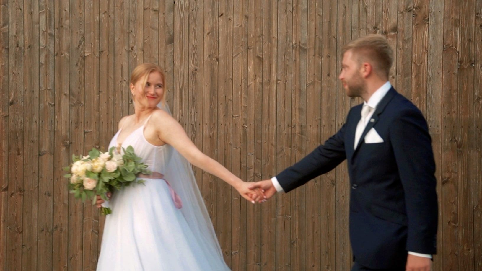 Svatební video Dominika a Michal – Dominika vede Michala za ruku