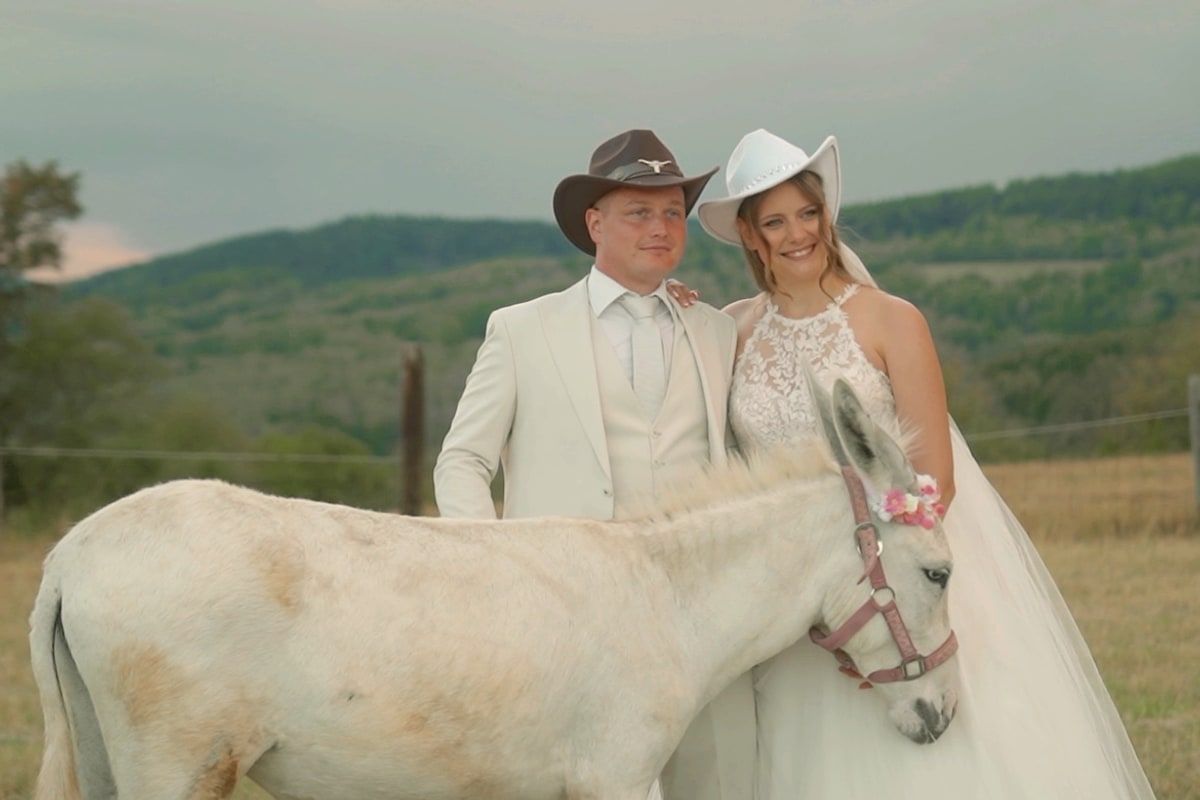 Tereza a Pavel v kovbojských kloboucích s bílým oslíkem